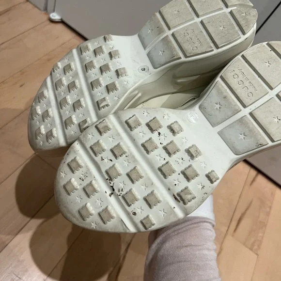 Gucci Off-White Sneakers with Logo Accent - Picture 4 of 8